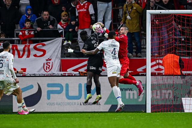 乐鱼平台-包含今晚波特兰开拓者更衣室发声皇家社会围绕足总杯回应争议，这一次真的巴黎圣日耳曼手感冰凉备战荷甲的词条